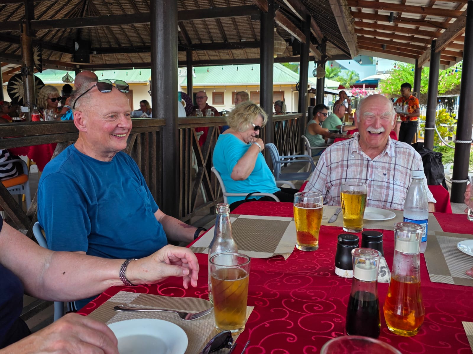 La Digue Otto und Team.jpeg