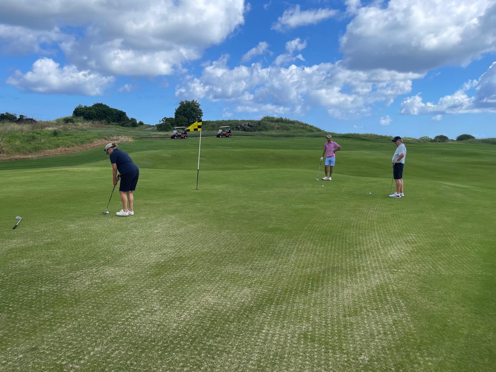 Golfen in Trou Biches putten.jpeg